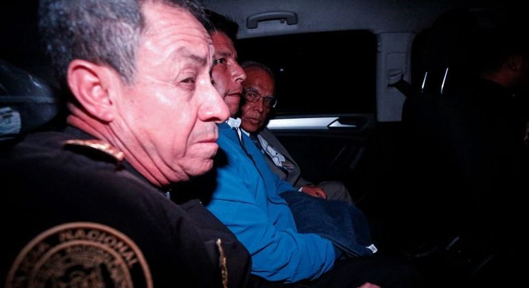 Pedro Castillo, de casaco azul, dentro de carro da polícia