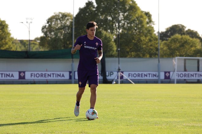 PedroEx-jogador do Fluminense, o atacante surgiu como esperança de gols não só para o Tricolor, como também para a seleção brasileira. Em 2018, sofreu uma lesão no joelho e desde que voltou, no ano passado, nunca repetiu o bom desempenho. Foi vendido para a Fiorentina, da Itália, mas pouco jogou na Viola. Flamengo e Grêmio têm interesse no jogador, que pode retornar ao futebol brasileiro em breve