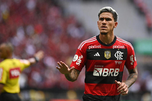 Dividindo a artilharia com Gabigol, Pedro é o quinto jogador mais caro do elenco atual do Flamengo. Em 2021, o atacante estava na Fiorentina, da Itália, quando foi comprado pelo Rubro-Negro. O centroavante custou os mesmos 14 milhões de euros que Cebolinha