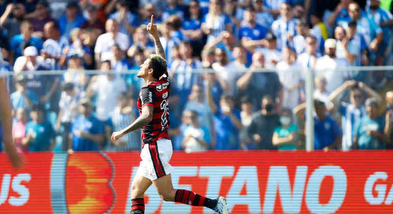 Pedro foi decisivo, e o Flamengo chegou a terceira vitória seguida no Campeonato Brasileiro. Neste domingo, o Rubro-Negro venceu o Avaí de virada por 2 a 1 na Ressacada, em partida válida pela 19ª rodada da competição. A seguir, confira as notas: