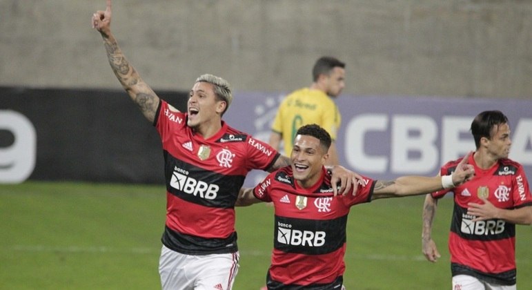 Pedro comemora o gol que abriu o placar na vitória do Flamengo sobre o Cuiabá