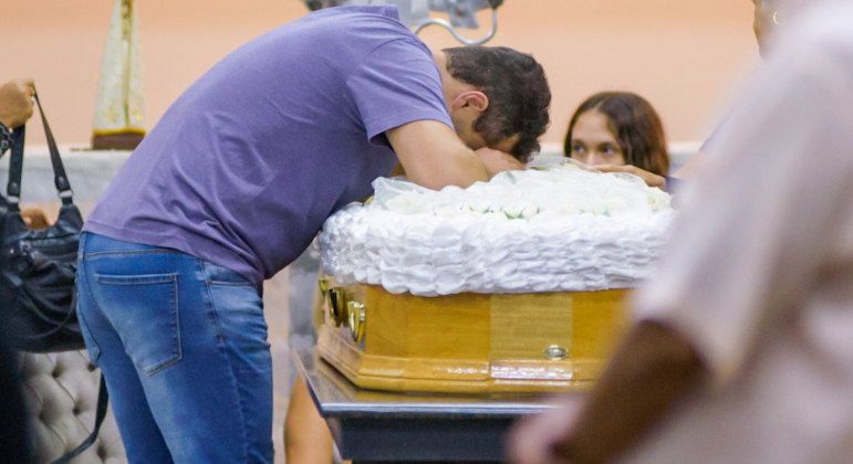 Pedro Leonardo chora no velório da avó, Carmem Costa