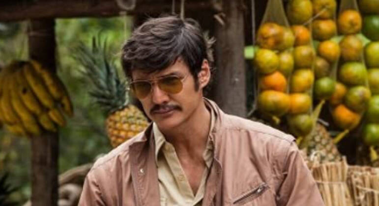 No ano seguinte, o ator emplacou outro sucesso: ele foi Javier Peña, um dos policiais que perseguem o Pablo Escobar de Wagner Moura na série Narcos