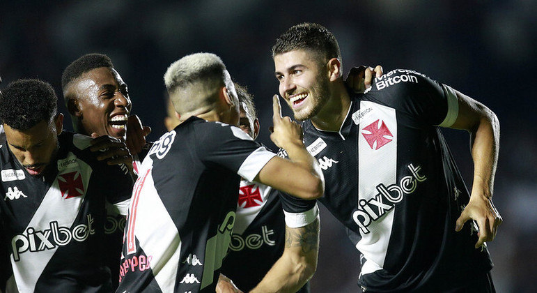 Pedro Raul comemora seu primeiro gol com a camisa do Vasco