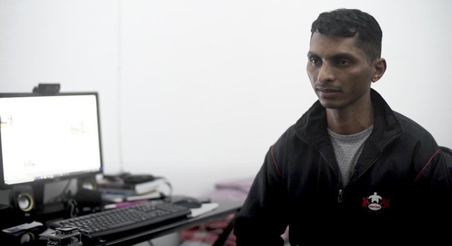 Em seu quarto-sala, Pedro edita os vídeos que compartilha com seus milhares de seguidores