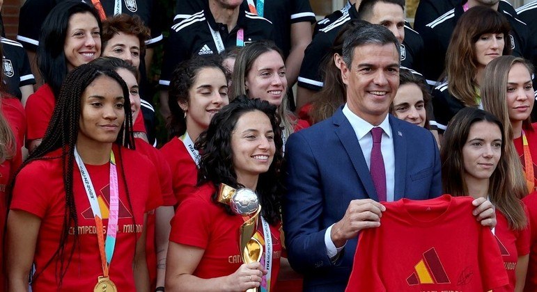 Pedro Sánchez elogiou as jogadoras por não voltarem a vestir camisa da seleção se não houver mudanças