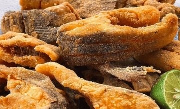 Peixe frito é empanado no fubá e fica ótimo como acompanhamento do almoço e do jantar (Reprodução/Receitas de Pesos)