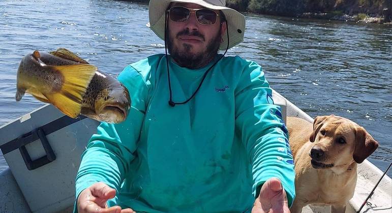 Peixe apoveitou momento para foto para escapar das mãos de pescador