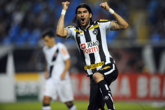 Pela 15ª rodada do Brasileirão de 2011, o Botafogo goleou o Vasco, por 4 a 0, com dois gols de Loco Abreu, para delírio dos botafoguenses presentes no Nilton Santos