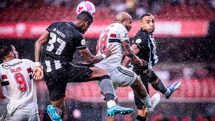 Pela 31ª rodada do Campeonato Brasileiro, o São Paulo foi derrotado, por 1 a 0, pelo Botafogo, com gol de Tiquinho Soares. A chuva presente no Morumbi encharcou o gramado e dificultou a qualidade do espetáculo oferecido pelos jogadores. Veja as notas dos jogadores do Tricolor! (feito por Gabriel Teles)
