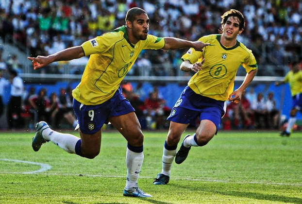 Pela Seleção Brasileira, disputou a Copa do Mundo de 2006. Apesar do apelo popular em 2010, não foi convocado. Em 2002, estava muito jovem e em 2014 já em final de carreira. Ganhou a Copa América de 2004 e a Copa das Confederações de 2005. 