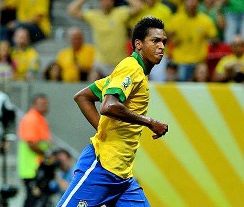 Pela Seleção Brasileira, foram cinco gols. Ele ganhou a Copa das Confederações de 2013 e disputou a Copa do Mundo de 2014. Nas Olimpíadas de 2008, ficou com o Bronze. 