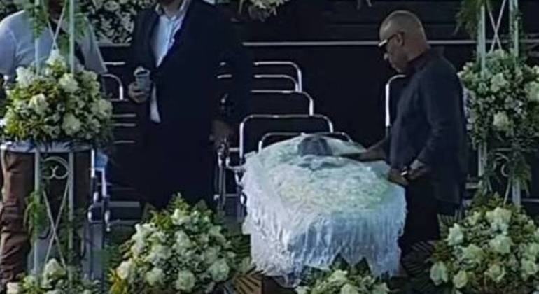 Edinho ao lado do pai, no mais dolorido momento. O mundo lamenta a morte de Pelé