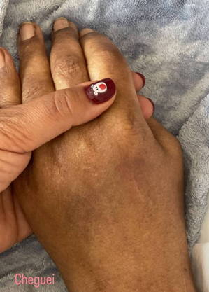 Kelly Nascimento, filha de Pelé, posta foto de mãos dadas com o pai