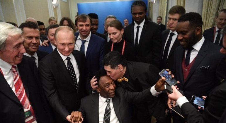 Na cadeira de rodas, Pelé foi para o sorteio dos grupos da Copa da Rússia. Ganhou beijo de Maradona. 2017