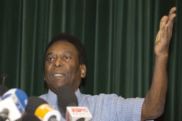 BRAZIL SOCCER PELE:Brazilian former soccer player Edson Arantes do Nascimento 'Pele' attends a press conference after being released from hospital in Sao Paulo, Brazil, 09 December 2014. Pele has recovered well from an urinal infection after two weeks under treatment. EFE/Sebastiao Moreira

