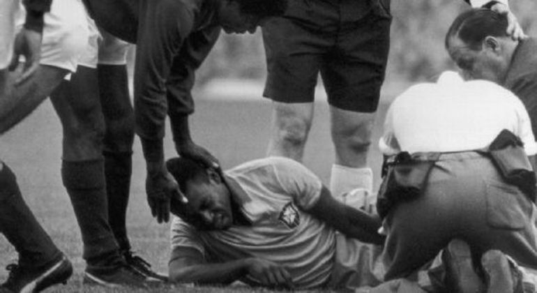 O sofrimento de Pelé no jogo contra Portugal
