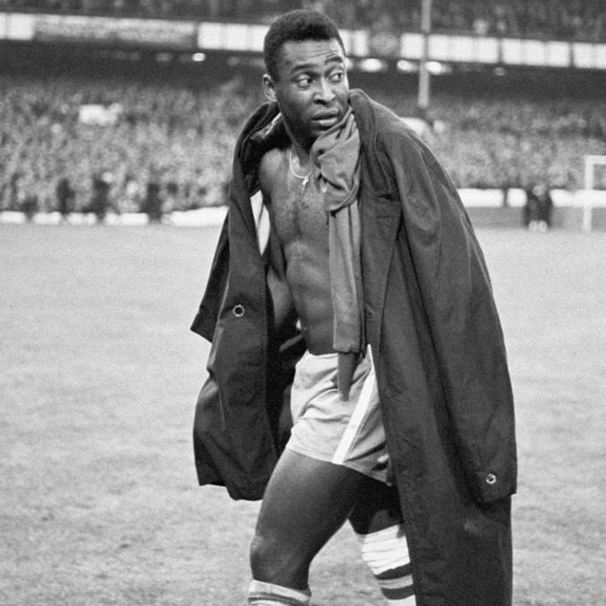 Pelé, protegido pelo capote de um gentil policial inglês