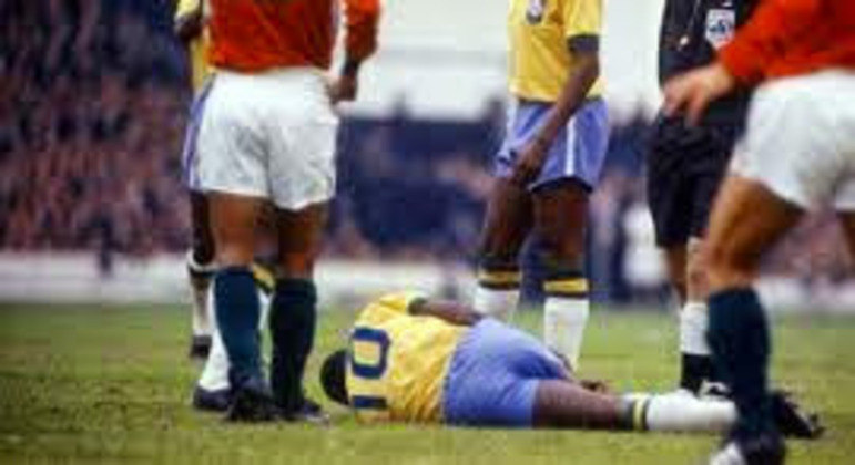 Outro lance em que Pelé foi detonado pelos zagueiros de Portugal