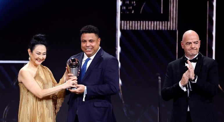 Márcia segura o troféu destinado a Pelé