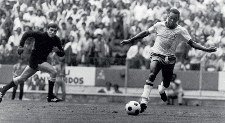 Pelé e o drible mágico em Mazurkievicz
