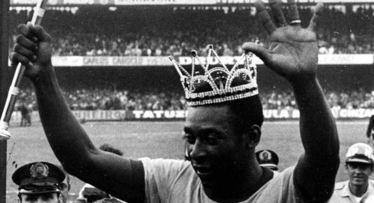 Pelé com a coroa e o cetro. Merecidos. Ninguém mais mereceu ser chamado de rei como ele