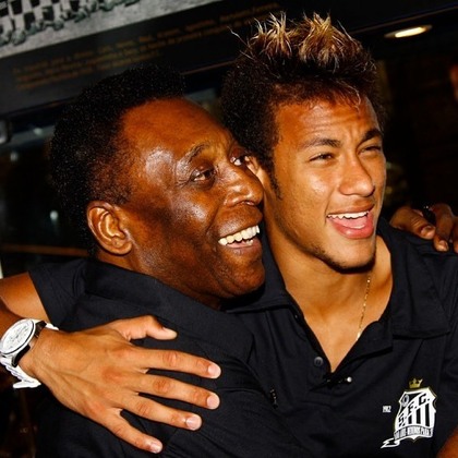 Pelé costumava mostrar um grande apoio ao atual camisa 10 da seleção brasileira, Neymar. Assim como o Rei, o atacante do Paris Saint-Germain foi revelado pelo Santos. Quando o jogador atingiu o mesmo número de gols de Pelé pelo Brasil, o Rei escreveu: 