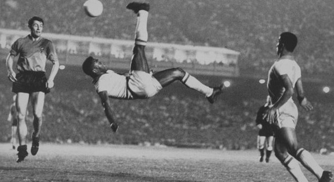 Registro do gol de bicicleta de Pelé no jogo contra a Bélgica no Maracanã em 1965