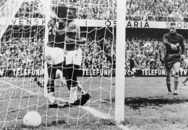 Pelé brilhou na final da Copa de 58 e anotou dois gols no primeiro mundial do Brasil
