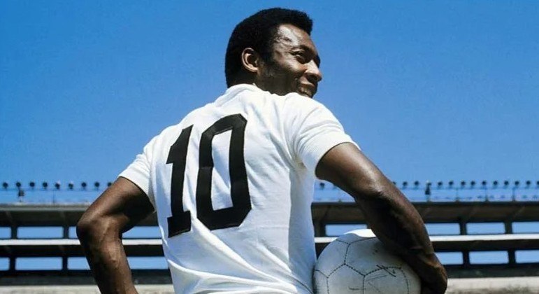 Pelé ressignificou a camisa 10 não só no Santos, como no futebol brasileiro e mundial