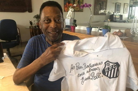 Presente para Bolsonaro, camisa é autografada por Pelé