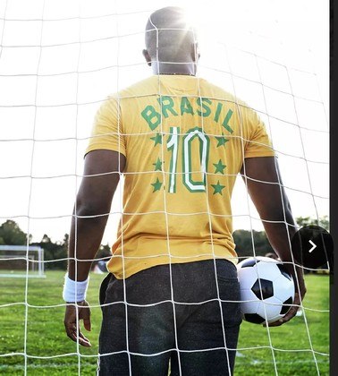 A coleção tem inspiração em uniformes da seleção brasileira e do Santos e leva o nome do craque