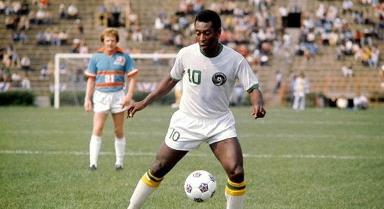 Pelé - Da aposentadoria para o NY Cosmos (1975) - Valor: gratuito - Após encerrar uma brilhante carreira defendendo o Santos e a Seleção Brasileira, Pelé retornou aos gramados para atuar nos Estados Unidos e deixar o mundo ver a sua magia por mais alguns anos