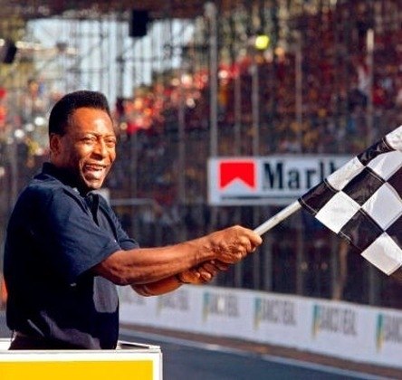 Além de mostrar o apoio aos jogadores e jogadoras de futebol, Pelé desejou nas redes sociais uma boa temporada aos pilotos de Fórmula 1. Após a vitória de Lewis Hamilton no Grande Prêmio do Brasil em 2021, o ídolo do futebol autografou uma camisa da seleção brasileira para o piloto e lhe agradeceu por levar a bandeira do Brasil ao pódio. 