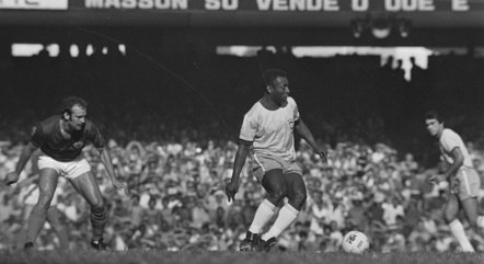 Pelé atua no jogo de despedida e Clodoaldo observa