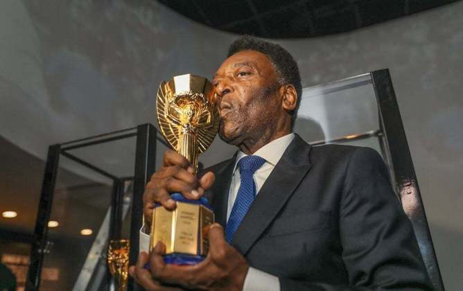 Pelé disse que quando a sua morte chegasse, o Edson Arantes do Nascimento é que seria enterrado, pois Pelé era eterno. Esta é uma das frases famosas do Rei, que neste 29 de dezembro de 2022 se foi, após longa luta contra um câncer de cólon.