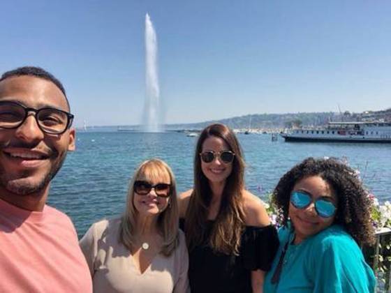 Assíria NascimentoCantora gospel, nascida em 1962, Assíria começou a namorar com Pelé em 1990 e, quatro anos depois, se casou com o Rei do Futebol, que já estava aposentado. Os dois tiveram o casal de gêmeos Joshua e Celeste, que nasceram em 1996 e até hoje, preferem viver de forma reservada. O casamento durou até 2008