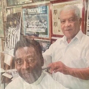 Pelé com "seu" Didi na barbearia em imagem de 2015