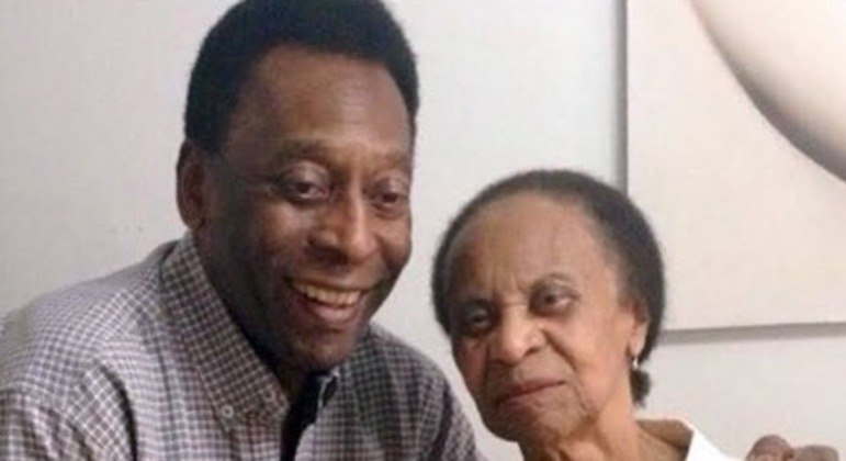 Mãe de Pelé tem 100 anos e ainda mora na cidade de Santos, em São Paulo