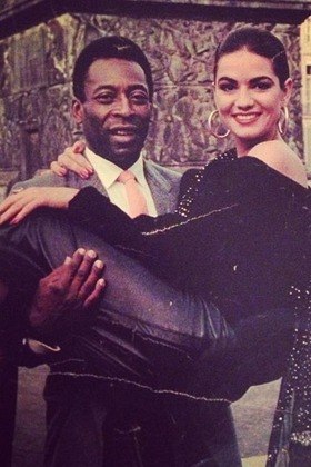 Luiza BrunetApesar de nunca ter assumido nenhum relacionamento com a atriz, Pelé conheceu Luiza na mesma ocasião em que conheceu Xuxa. O Rei do Futebol aproveitou o momento para paquerar Brunet, mas o envolvimento dos dois não passou disso
