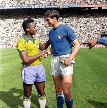 Pelé é visto por muitos fãs, analistas e até por grande parte da mídia esportiva como o melhor jogador da história do futebol e um dos maiores atletas de todos os tempos.