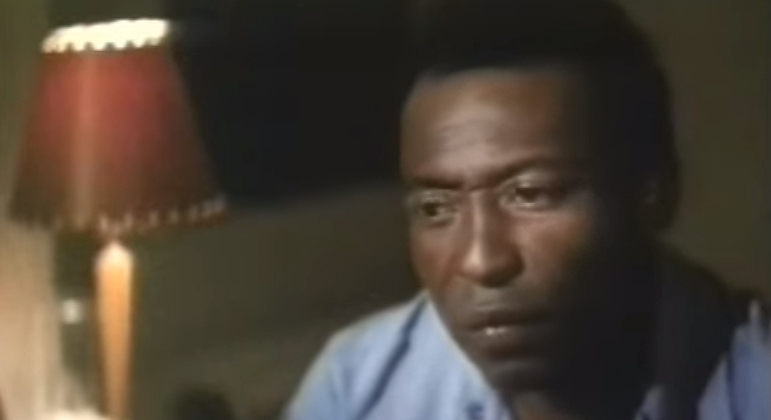 A Vitória do Mais FracoDois anos depois de Fuga para a Vitória, Pelé voltou a trabalhar com John Huston. No filme dirigido por Terrell Tannen, Huston é um padre que pede a ajuda de Pelé para salvar um orfanato