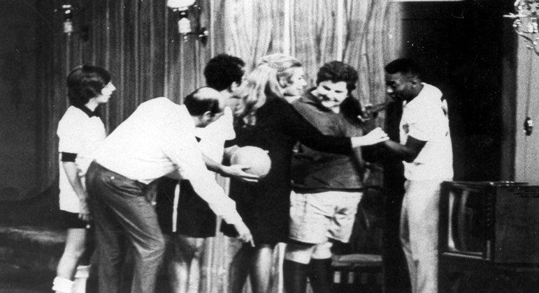 Cena da Família Trapo quando recebeu  Pelé para um "teste" no time do Bronco