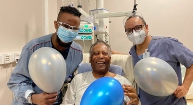 Pelé posou ao lado dos enfermeiros que cuidam de sua saúde