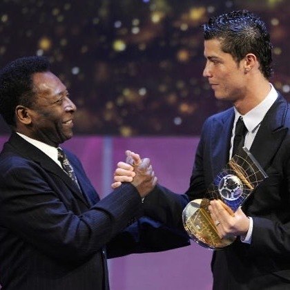 Cristiano Ronaldo ultrapassou o número de gols de Pelé em partidas oficiais. Os craques tiveram a oportunidade de se conhecer em premiações, e o Rei usou uma foto com o atacante português para homenageá-lo: 