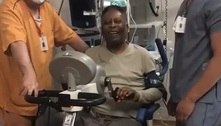 Pelé tranquiliza fãs com vídeo bem humorado fazendo fisioterapia