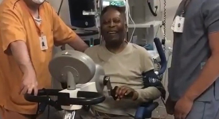 Pelé compartilhou vídeo muito bem humorado fazendo fisioterapia
