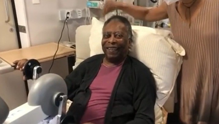 Pelé joga baralho com a filha enquanto se recupera: 'Nos últimos dias,  vários passos para frente' - Lance!