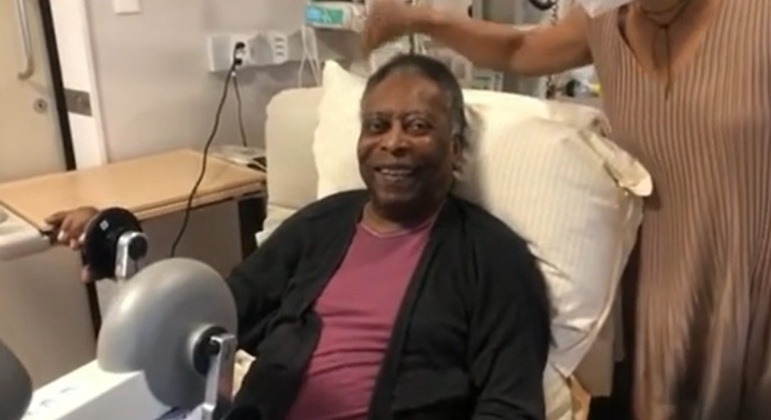 Pelé sorri durante sessão de fisioterapia no hospital
