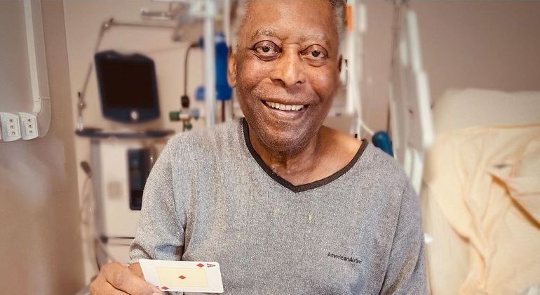 Pelé segue internado no hospital, mas se recupera a cada dia
